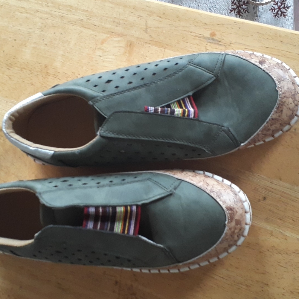 Green casual light weight tennis shoes.